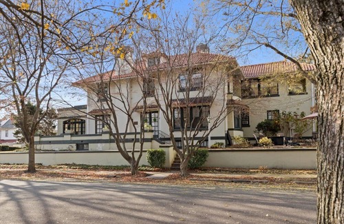 Lancaster Cabaña | Lancaster Carriage House w/Fireplace & Jacuzzi