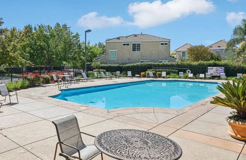 North Natomas Casa | Land House with Fitness Center, Pool, Grill, Garage, close to Downtown & Airport