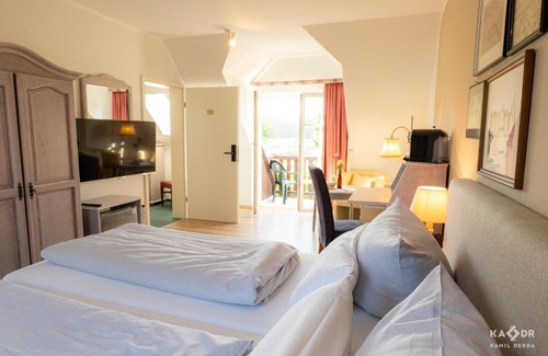 Plau am See Hotel | Landhotel Rosenhof Garni am Plauer See mit Ladesäule für E-Autos