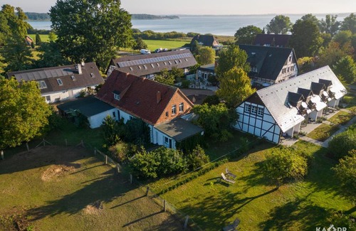 Plau am See Hotel | Landhotel Rosenhof Garni am Plauer See mit Ladesäule für E-Autos