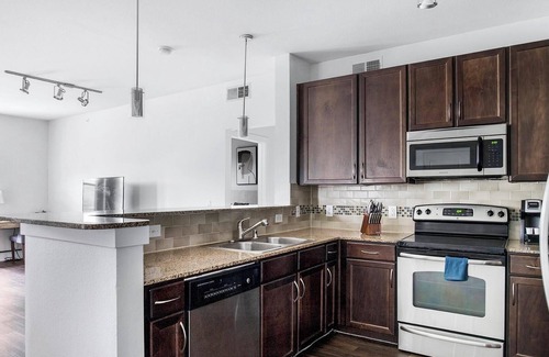 Park Central Apartamento | Landing | Amazing 2BD, Pool, Clubhouse