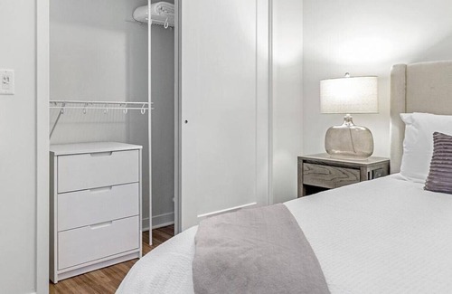 Overland Park Apartamento | Landing at Avenue 80 - Studio in Colonial Village