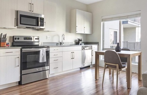 Overland Park Apartamento | Landing at Avenue 80 - Studio in Colonial Village