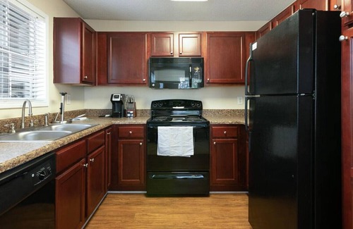 Jamestown Apartamento | Landing at Crowne at James Landing Apartments - 2 Bedrooms in Downtown High Point