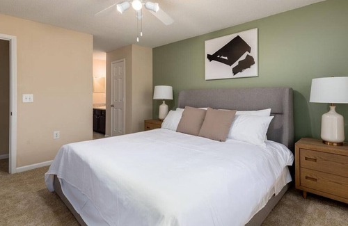 Jamestown Apartamento | Landing at Crowne at James Landing Apartments - 2 Bedrooms in Downtown High Point