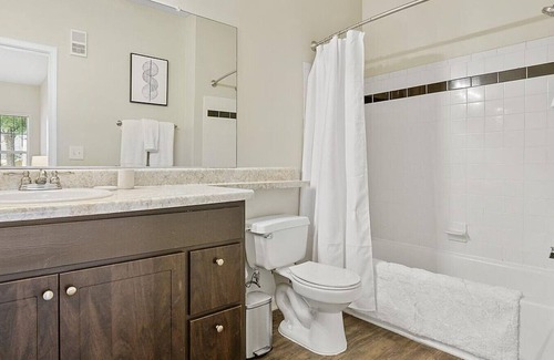 Winston - Salem Apartamento | Landing at Crowne Oaks - 2 Bedrooms in Downtown Winston Salem