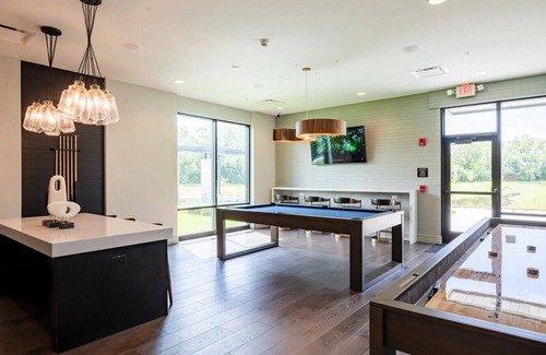 Warrenville Apartamento | Landing at Everton Flats - 2 Bedrooms in Downtown Warrenville