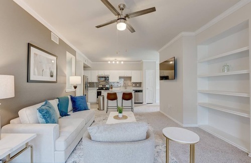 Euless Apartamento | Landing at Franciscan At Bear Creek - 3 Bedrooms in Downtown Euless