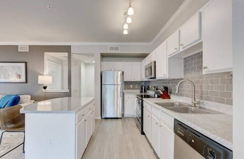 Euless Apartamento | Landing at Franciscan At Bear Creek - 3 Bedrooms in Downtown Euless