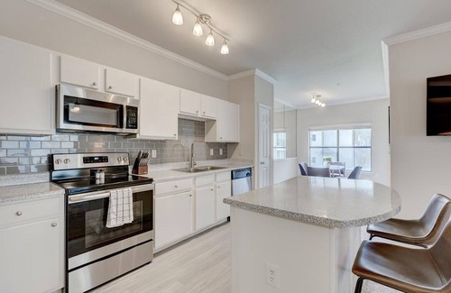Euless Apartamento | Landing at Franciscan At Bear Creek - 3 Bedrooms in Downtown Euless