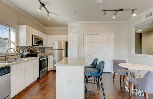 Euless Apartamento | Landing at Franciscan At Bear Creek - 1 Bedroom in Downtown Euless