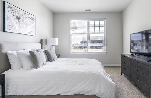 West Dundee Apartamento | Landing at Reserve Randall Road - 2 Bedrooms in Downtown West Dundee