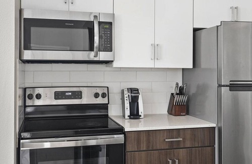 Sweetbriar Apartamento | Landing at SOCO Apartments - 2 Bedrooms in South Austin