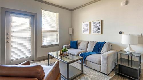 Manor Apartamento | Landing at The Flats at Shadowglen - Manor