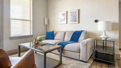 Manor Apartamento | Landing at The Flats at Shadowglen - Manor