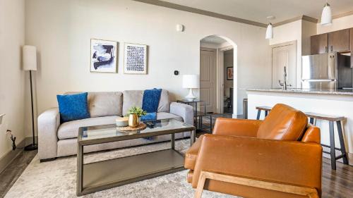 Manor Apartamento | Landing at The Flats at Shadowglen - Manor