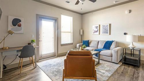 Manor Apartamento | Landing at The Flats at Shadowglen - Manor