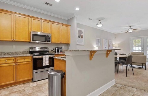 Greensboro Apartamento | Landing at The Plantation at Pleasant Ridge - 3 Bedrooms in Downtown Greensboro