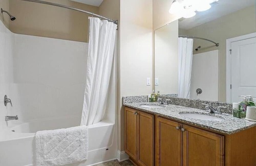 Colfax Apartamento | Landing at The Plantation at Pleasant Ridge - 2 Bedrooms in Downtown Greensboro