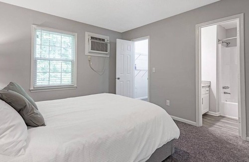 Greensboro Apartamento | Landing at Timbercreek Apartments - 1 Bedroom in Downtown Greensboro