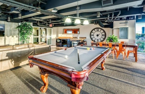 Downtown Indianapolis Apartamento | Landing | Beautiful 1BD, Rooftop Lounge, Gym