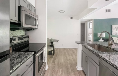 Green Hills Apartamento | Landing | Modern 1BD, Pool, Courtyard
