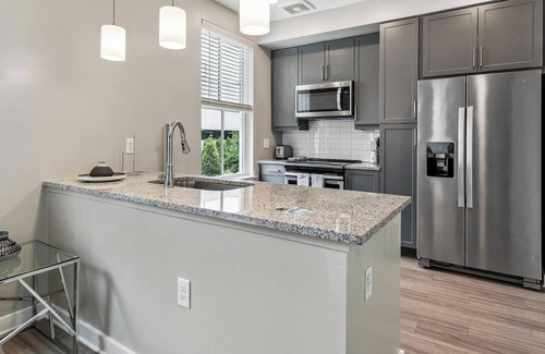 Hitch Village - Fred Wessels Homes Apartamento | Landing at Riverworks at Eastern Wharf - 1 Bedr...