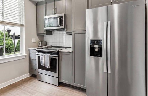 Hitch Village - Fred Wessels Homes Apartamento | Landing at Riverworks at Eastern Wharf - 1 Bedr...