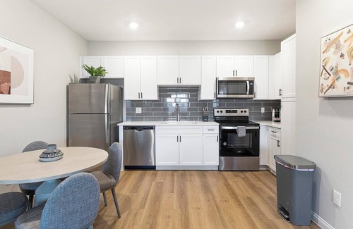 Townsite Apartamento | Landing | Chic 1BD, Rooftop Lounge, Pool