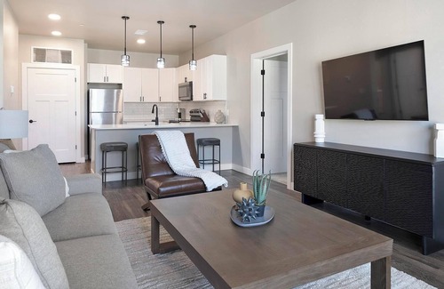 Goodyear Apartamento | Landing | Chic 2BD, Clubhouse