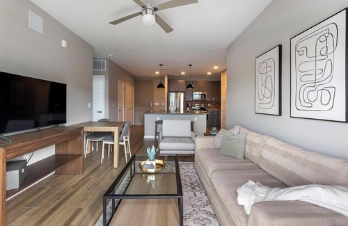 Warehouse District Apartamento | Landing | Chic 2BD, Clubhouse, Rooftop Lounge