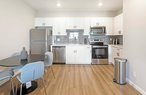 Townsite Apartamento | Landing | Chic 2BD, Rooftop Lounge, Pool