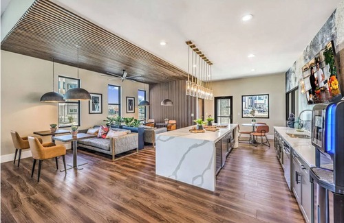 Townsite Apartamento | Landing | Chic 2BD, Rooftop Lounge, Pool