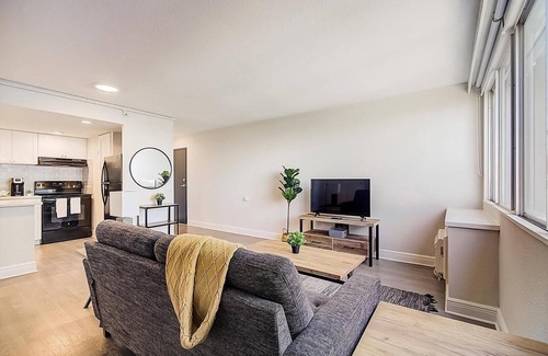 St. Petersburg Apartamento | Landing | Chic 2BD, Clubhouse, Gym