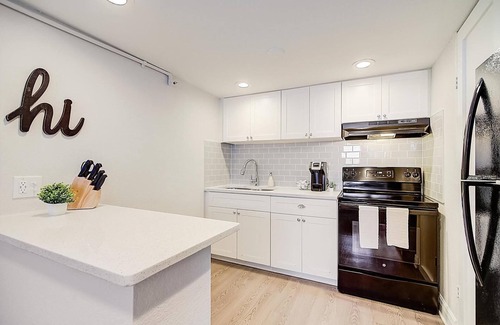 St. Petersburg Apartamento | Landing | Chic 2BD, Clubhouse, Gym