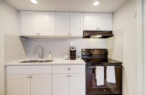 St. Petersburg Apartamento | Landing | Chic 2BD, Clubhouse, Gym