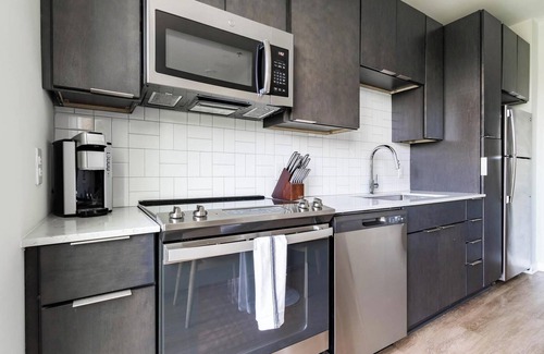 Downtown Apartamento | Landing | Chic Studio, Courtyard, Gym