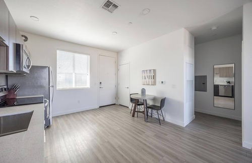 Goodyear Apartamento | Landing | Incredible 1BD, Courtyard, Game Room