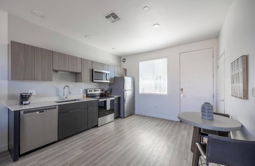 Goodyear Apartamento | Landing | Incredible 1BD, Courtyard, Game Room