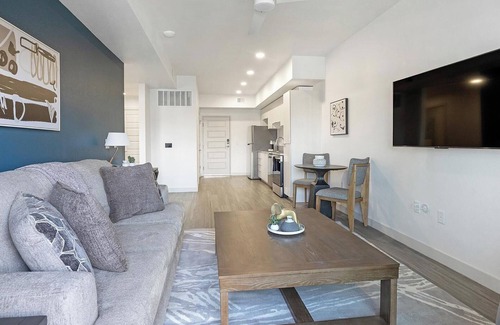 North Mountain Apartamento | Landing | Incredible 1BD, Gym, Pool
