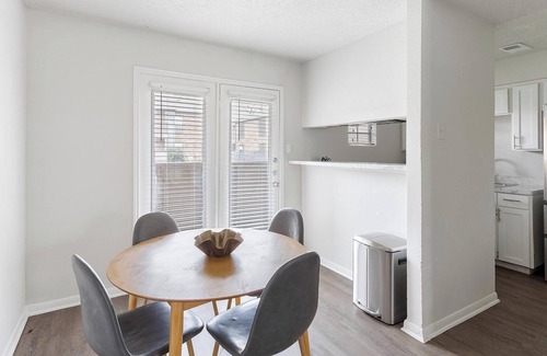 Denton Apartamento | Landing | Incredible 2BD, Pool, Gym