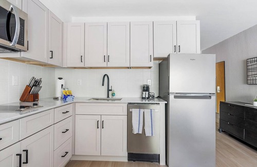 Northeast Raleigh Apartamento | Landing | Incredible Studio, Gym, Pool