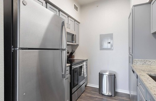 Pipers Meadow Apartamento | Landing | Incredible 1BD, Gym, Pool