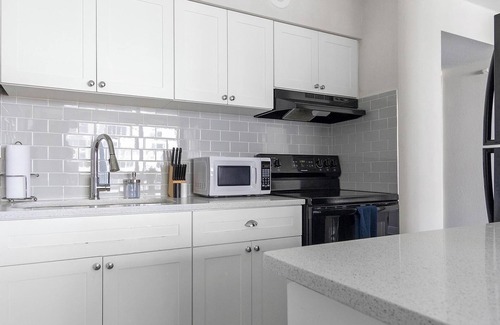 St. Petersburg Apartamento | Landing | Modern 1BD, Yoga Studio, Gym