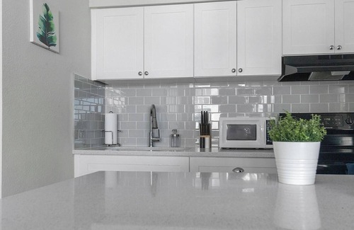 St. Petersburg Apartamento | Landing | Modern 1BD, Yoga Studio, Gym