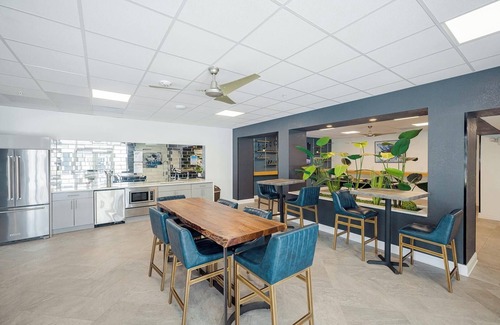 St. Petersburg Apartamento | Landing | Modern 1BD, Yoga Studio, Gym