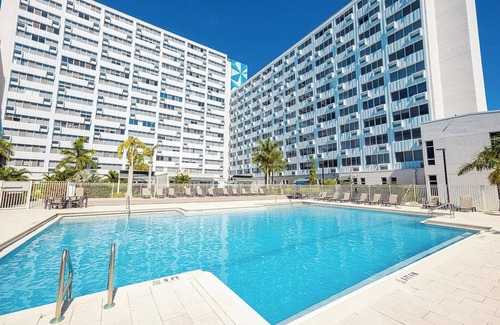 St. Petersburg Apartamento | Landing | Modern 1BD, Yoga Studio, Gym
