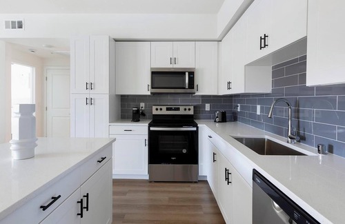 Townsite Apartamento | Landing | Modern 1BD, Pool, Rooftop Lounge