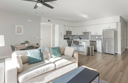 Townsite Apartamento | Landing | Modern 1BD, Pool, Rooftop Lounge