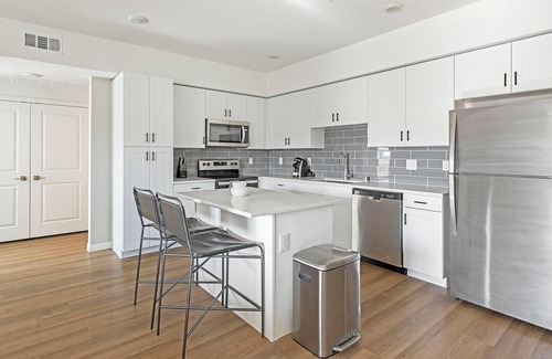 Townsite Apartamento | Landing | Modern 1BD, Pool, Rooftop Lounge